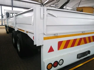 Nissan UD 100 double axle 14 tone