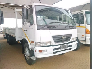 Nissan UD 100 double axle 14 tone