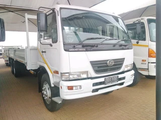 Nissan UD 100 double axle 14 tone