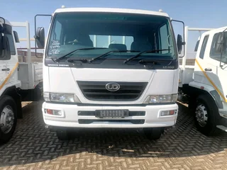 Nissan UD 100 Double Axle with Crane