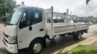 Hino 300 915 5 tone