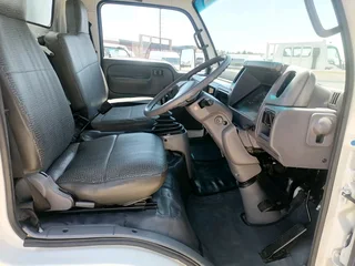 Nissan UD 40 Container