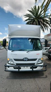 Hino 300 915 5tone Closed