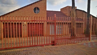 BEAUTIFUL HOME WITH ALL THAT YOU REQUIRE IN A COMFORTABLE HOME
