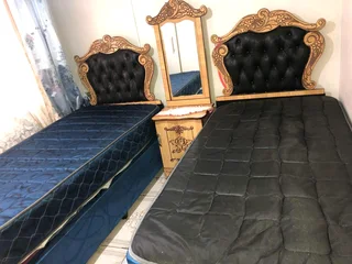 2 single headboards with padestil and mirr