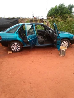 Ford escort hatchback braking up for parts