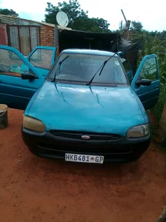 Ford escort hatchback braking up for parts