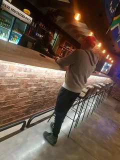 LOOKING FOR A JOB AS BARTENDER.