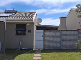 Charming 2-Bedroom Townhouse in a Quiet Complex in Gonubie