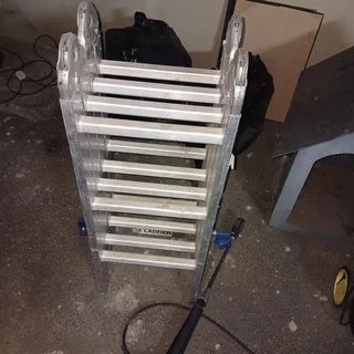 FOLDING LADDER