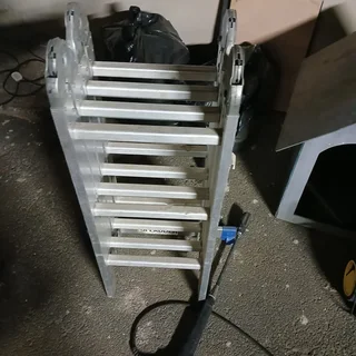 FOLDING LADDER