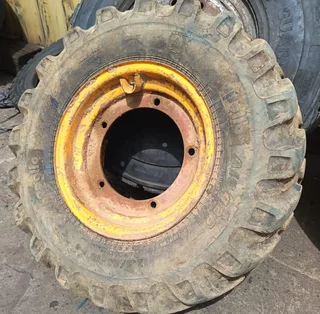 GOOD USED JCB BACKHOE LOADER SPARE WHEEL ASSEMBLY