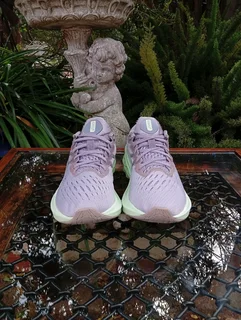 ASICS novablast 2 size UK 6 R650