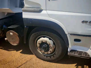 ​2013 UD 490 - 10 Cube Tipper Truck - PRICED TO SELL ASAP!​