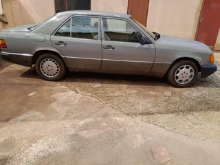 1992 Mercedes-Benz W124 Sedan