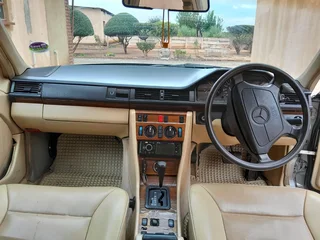 1992 Mercedes-Benz W124 Sedan