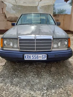 1992 Mercedes-Benz W124 Sedan