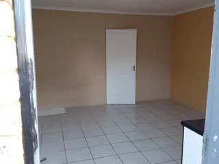 Self contained Large Room to rent in Kempton park