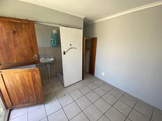 BACHELOR GARDEN UNIT AVAILBLE IN FOREST HILL