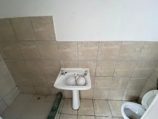 BACHELOR GARDEN UNIT AVAILBLE IN FOREST HILL