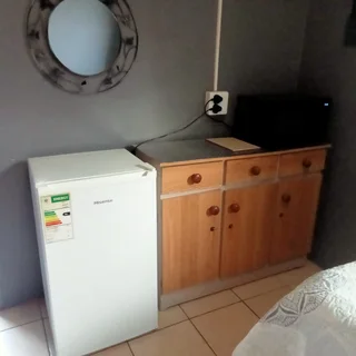 Private, secure, fully furnished outside room in Durban Nth to let to working woman or student R3900