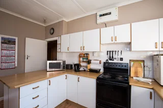 Private, secure, fully furnished outside room in Durban Nth to let to working woman or student R3900