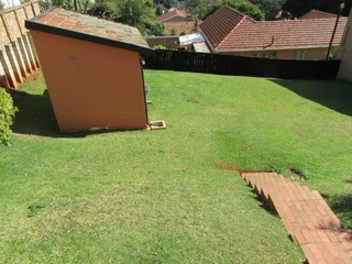 Private, secure, fully furnished outside room in Durban Nth to let to working woman or student R3900