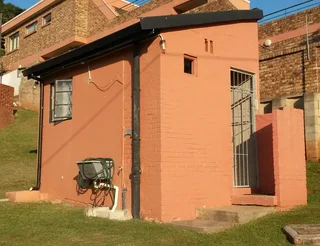 Private, secure, fully furnished outside room in Durban Nth to let to working woman or student R3900