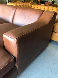 Newly manufactured (2.7m x 1.8m) full grain genuine leather L-shape daybed sofa. (SAVANNAH BROWN)