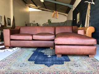 Newly manufactured (2.7m x 1.8m) full grain genuine leather L-shape daybed sofa. (SAVANNAH BROWN)