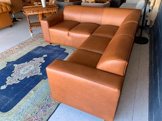 Immaculate (2.4m x 2m) genuine leather MARCONI STYLE corner unit (WITH DURABLE TOP STITCH DETAILING)