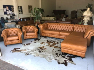 A timeless 4pc full genuine leather CHESTERFIELD lounge suite, (THE GENTLEMAN&#39;S LOUNGE SUITE)