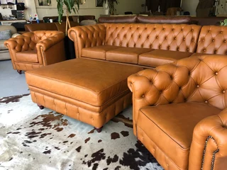 A timeless 4pc full genuine leather CHESTERFIELD lounge suite, (THE GENTLEMAN&#39;S LOUNGE SUITE)