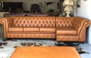 A timeless 4pc full genuine leather CHESTERFIELD lounge suite, (THE GENTLEMAN&#39;S LOUNGE SUITE)