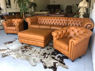 A timeless 4pc full genuine leather CHESTERFIELD lounge suite, (THE GENTLEMAN&#39;S LOUNGE SUITE)