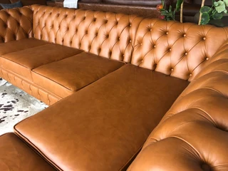 A timeless 4pc full genuine leather CHESTERFIELD lounge suite, (THE GENTLEMAN&#39;S LOUNGE SUITE)