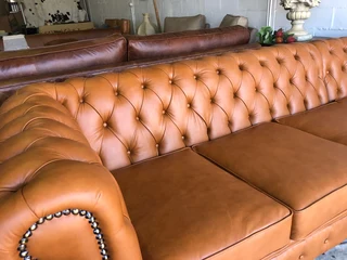 A timeless 4pc full genuine leather CHESTERFIELD lounge suite, (THE GENTLEMAN&#39;S LOUNGE SUITE)