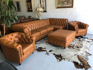 A timeless 4pc full genuine leather CHESTERFIELD lounge suite, (THE GENTLEMAN&#39;S LOUNGE SUITE)