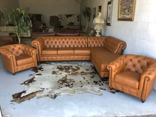 A timeless 4pc full genuine leather CHESTERFIELD lounge suite, (THE GENTLEMAN&#39;S LOUNGE SUITE)