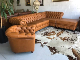 A timeless 4pc full genuine leather CHESTERFIELD lounge suite, (THE GENTLEMAN&#39;S LOUNGE SUITE)