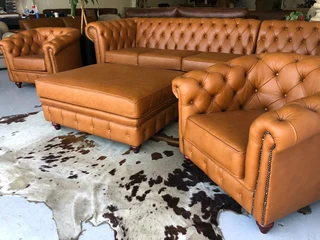 A timeless 4pc full genuine leather CHESTERFIELD lounge suite, (THE GENTLEMAN&#39;S LOUNGE SUITE)