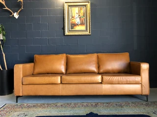 Immaculate 2.2m Gameskin Genuine Leather Large Three Seater Couch. (a Modern Slimline Design)