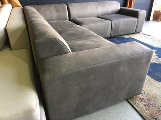 Newly manufactured 2.8m x 2.8m  Zambezi genuine leather MARCONI STYLE corner unit. (BOMBARDIER GREY