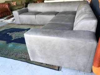 Newly manufactured 2.8m x 2.8m  Zambezi genuine leather MARCONI STYLE corner unit. (BOMBARDIER GREY