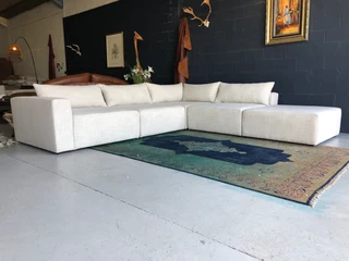 Brand New & Massive 3.2m X 3.2m Durable Woven Fabric L-shape Modular Marconi Style Lounge Suite.