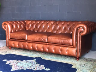(ON PROMOTION) A timeless 2 piece genuine leather CHESTERFIELD lounge suite. (SAVANNAH BROWN)