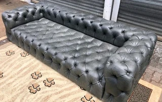 Immaculate 2.3m genuine leather cuban Chesterfield three seater sofa plus modular daybed ottoman.