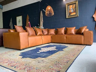 Newly Manufactured 2.9m X 2.9m Genuine Leather Marconi Corner Unit + 8 X Free Scatter Cushions.