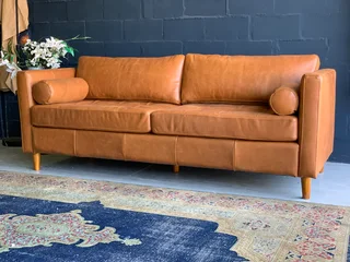Brand New 2.3m Genuine Leather Hoxston Style Three Seater Sofa Plus 2 X Free Round Bolster Cushions)