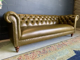 A classic 2.1m olive green genuine leather Chesterfield three seater sofa. (A VINTAGE COLLECTION)